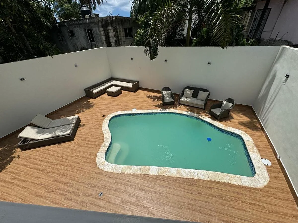 Hamaca sobre la piscina de Solano Apartments, Boca Chica