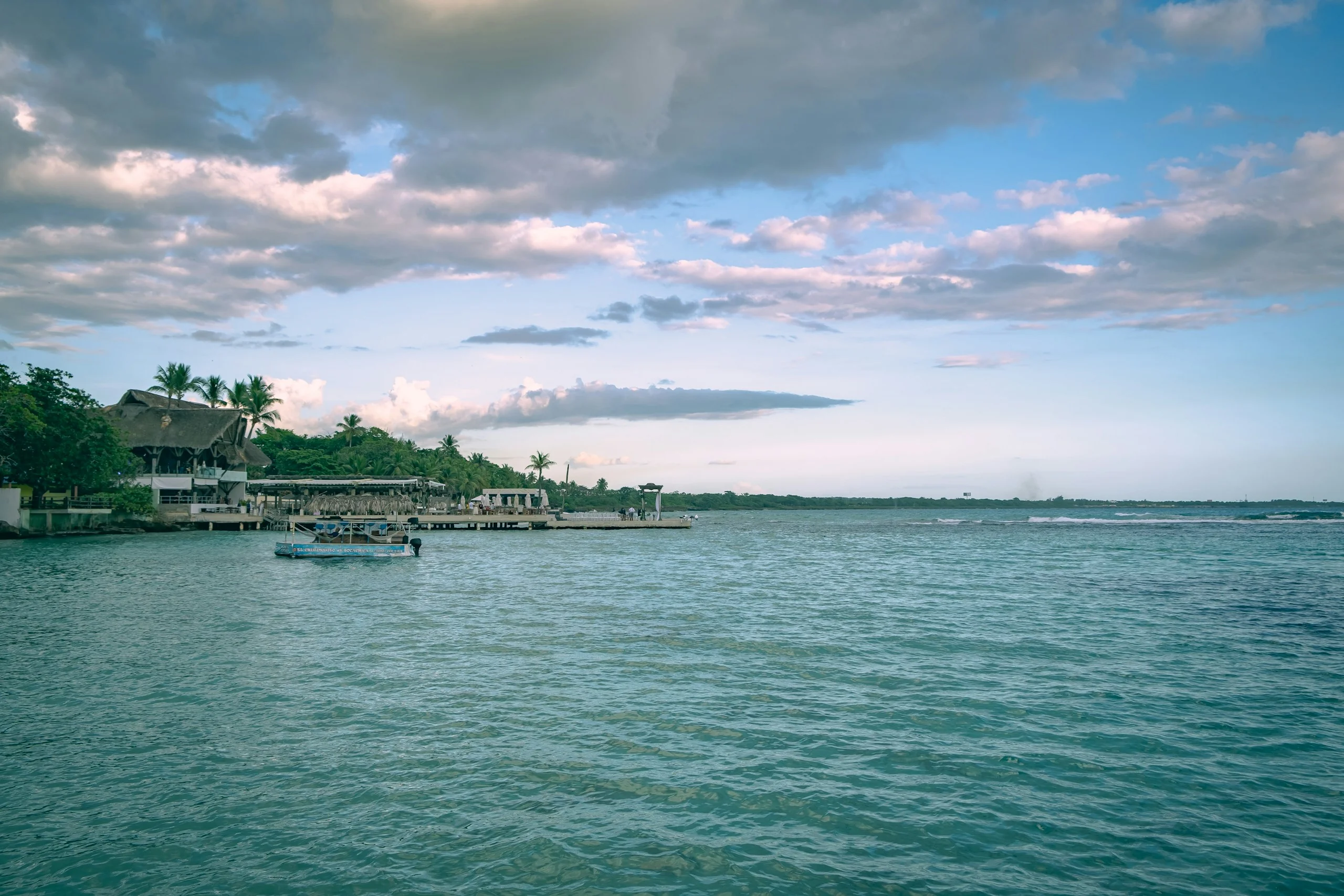 Palmeras y bahía de Boca Chica, República Dominicana